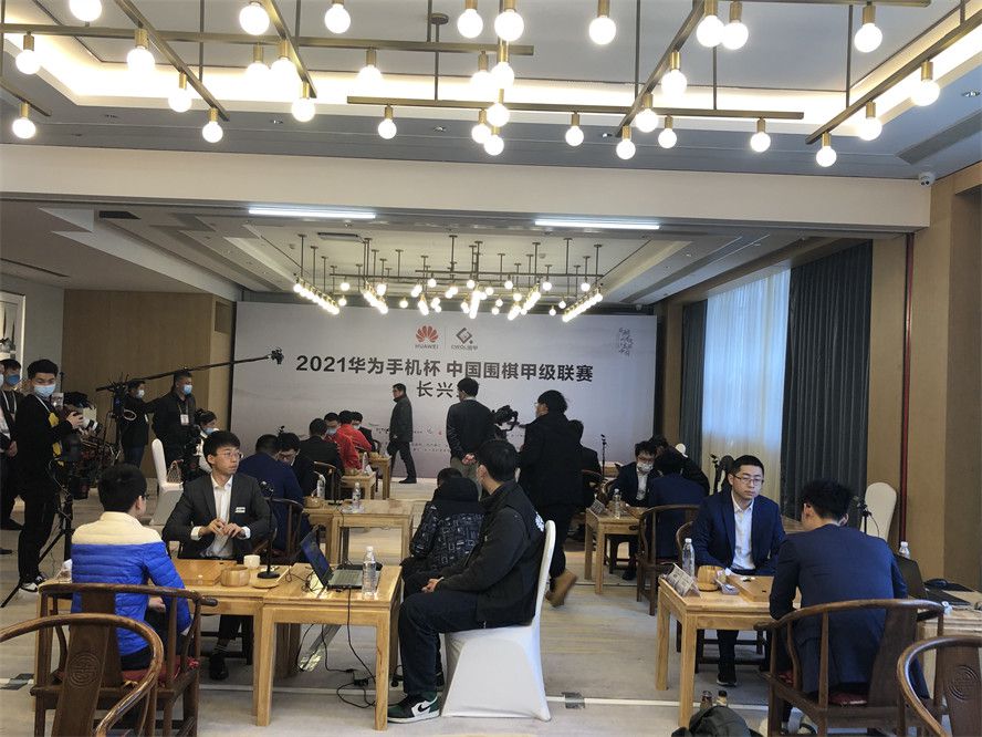 影片将镜头聚焦于大众常会面对的爱情困扰，在平淡生活中寻找爱的幻想和色彩